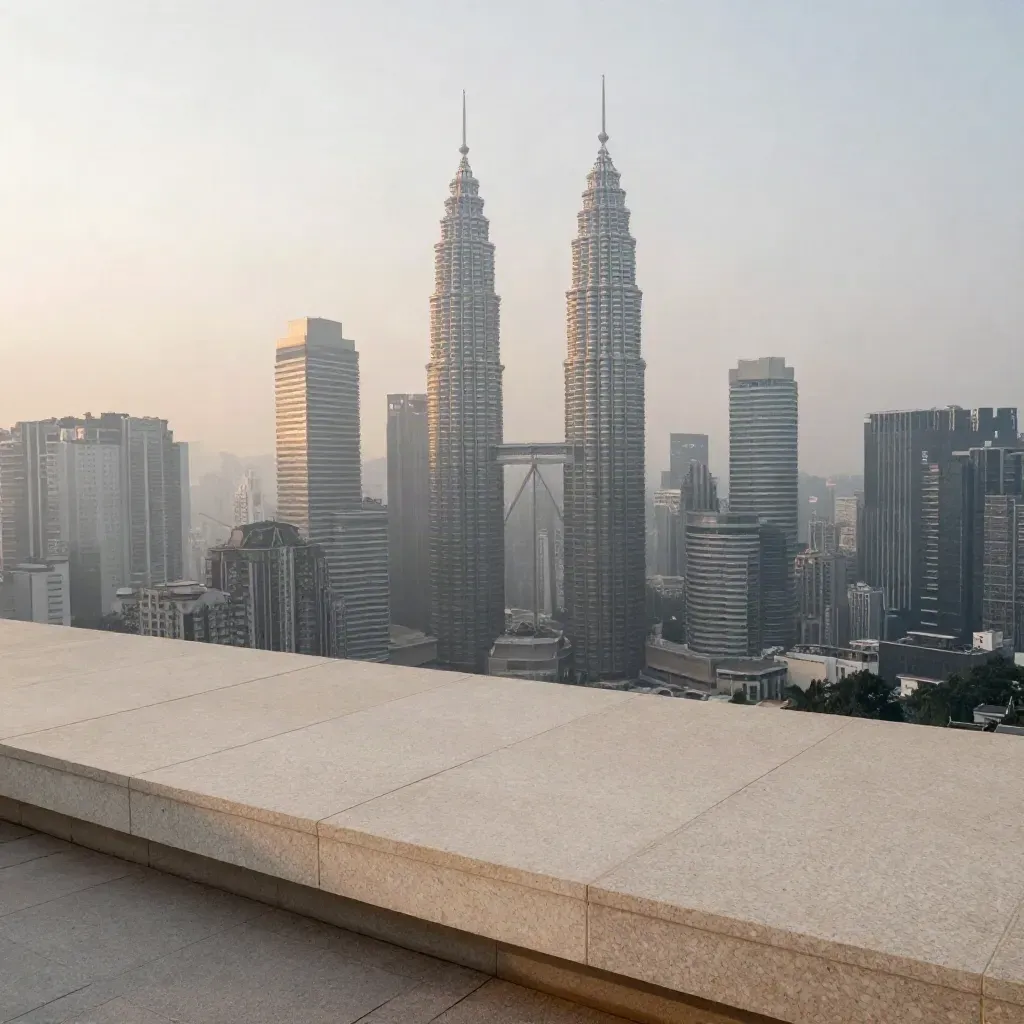 Pemandangan langit Kuala Lumpur waktu subuh, menara berkabus di atas bumbung travertin